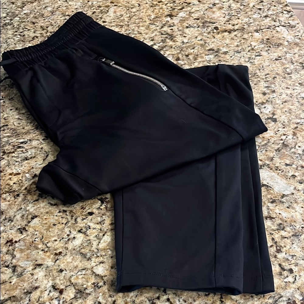 Athleta Black joggers/pants
Looks brand new